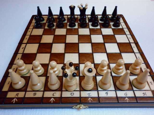MAZO statt Schach - ein neues Brettspiel einfacher als Schach und interessanter als Dame